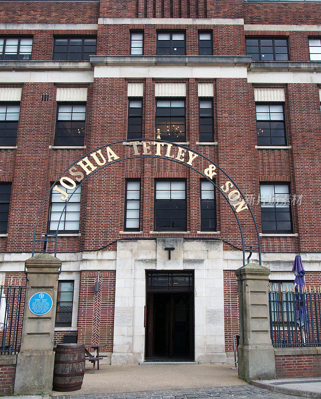 位于利兹的泰特莱画廊(tetley gallery)入口上方的标志，这是一座历史悠久的前啤酒厂总部建筑